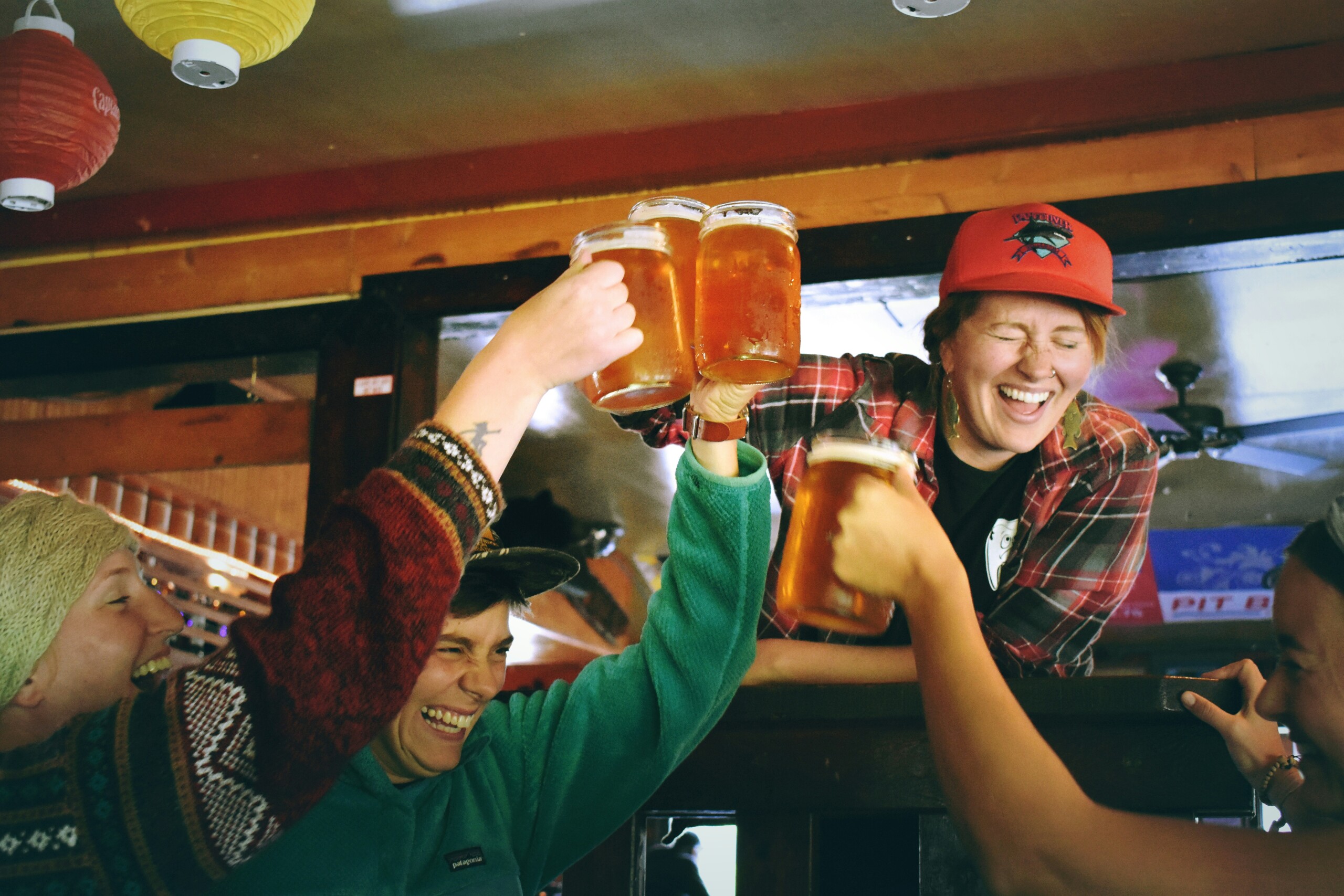 drew-farwell-9RLk3ZpulUk-unsplash Group of friends toasting beer